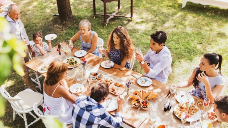 Schwedische Familie feiert Midsommar