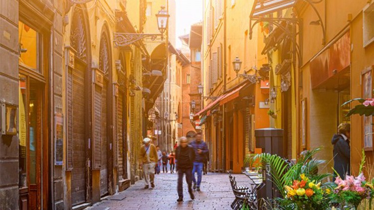 Blick in eine Gasse in Italien