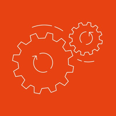 Auf orangefarbenem Hintergrund sind drei weiße Zahnräder mit Pfeilsymbolen und angedeuteten Bewegungslinien zu sehen.