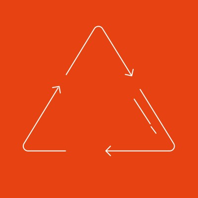 Ein weißes Recyclingdreieck mit Pfeilen ist auf einem orangefarbenen Hintergrund dargestellt.