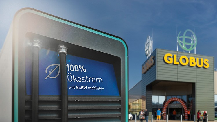 Eine E-Ladesäule mit der Aufschrift „100 % Ökostrom mit EnBW mobility+“ steht vor einem GLOBUS-Markt.