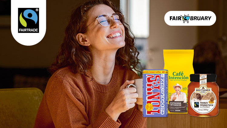 Eine Person hält eine weiße Tasse, daneben Fairtrade-Produkte und die Logos von Fairtrade und FAIRbruary.