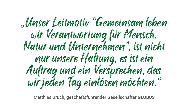 Grüner Text: „Unser Leitmotiv 'Gemeinsam leben wir Verantwortung für Mensch, Natur und Unternehmen',“ darunter Name und Position.