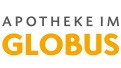 Schwarzer Schriftzug „APOTHEKE IM“ über großem orangefarbenem Wort „GLOBUS“ auf weißem Hintergrund.