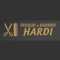 Goldene Schere und Kamm neben dem Schriftzug „FRISEUR & BARBIER HARDI“ auf dunkelgrauem Hintergrund.