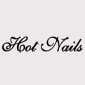 Schwarze Schrift „Hot Nails“ in geschwungener Schriftart auf hellgrauem Hintergrund.