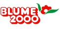 Das Logo von Blume 2000 zeigt roten Schriftzug mit zwei grünen Blättern und einer roten Blüte mit weißer Mitte rechts oben.