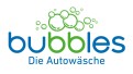 Logo mit grünen und blauen Seifenblasen, Schrift „bubbles“ in Blau und Grün, darunter steht „Die Autowäsche“ in Blau.