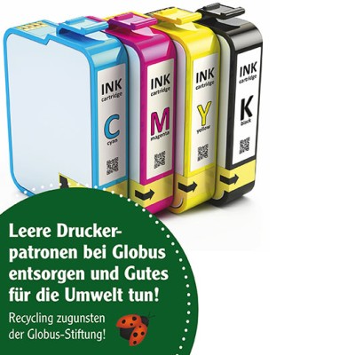 Vier Tintenpatronen in den Farben Cyan, Magenta, Gelb und Schwarz, daneben grünes Feld mit Text zur Recycling-Aktion bei GLOBUS.