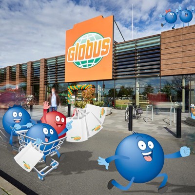 Mehrere PAYBACK Pointees in verschiedenen Posen, teils mit Einkaufstüten, vor einem GLOBUS-Markt mit orange-grünem Logo.