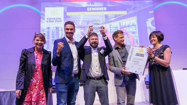 Fünf Personen stehen auf einer Bühne, halten eine Auszeichnung und eine Urkunde mit der Aufschrift „Tiefkühl Star 2022“.