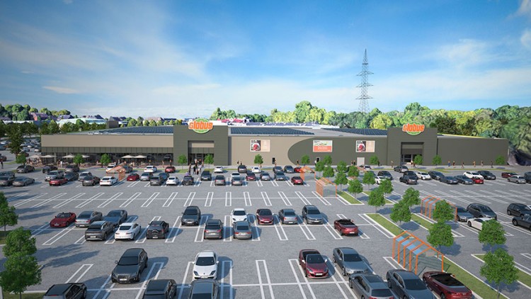 Großes, modernes GLOBUS-Gebäude mit zwei Eingängen, davor großer Parkplatz mit parkenden Autos und kleinen Bäumen.