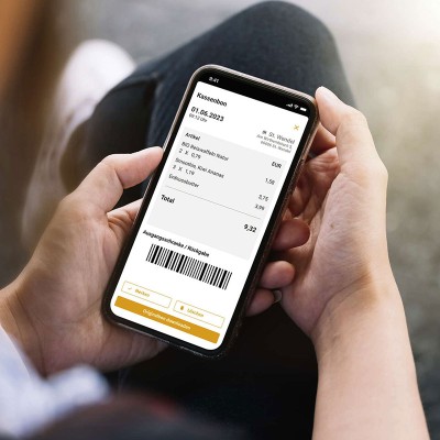 Eine Hand hält ein Smartphone mit digitalem Kassenbon der mein GLOBUS App, der unten den Text „mein GLOBUS“ zeigt.