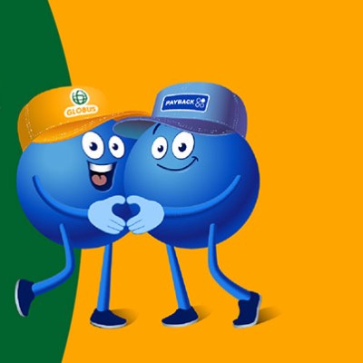 GLOBUS & PAYBACK verlängern Partnerschaft, PAYBACK Pointee mit GLOBUS-Logo und PAYBACK-Cap formen ein Herz mit Händen.