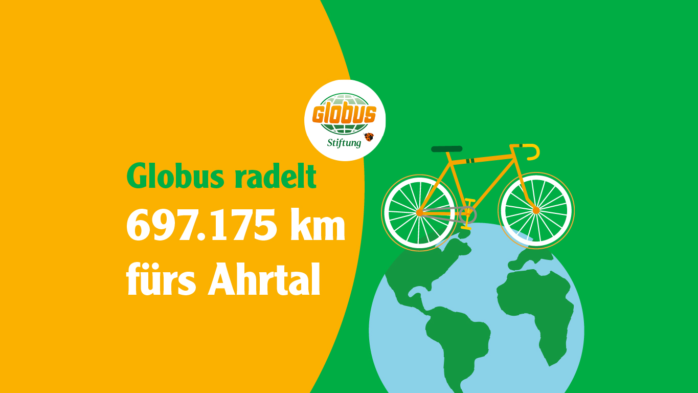 Ein orangefarbenes Fahrrad steht auf einer Weltkugel, daneben steht auf gelbem Grund grüner Text „Globus radelt 697.175 km fürs Ahrtal“.