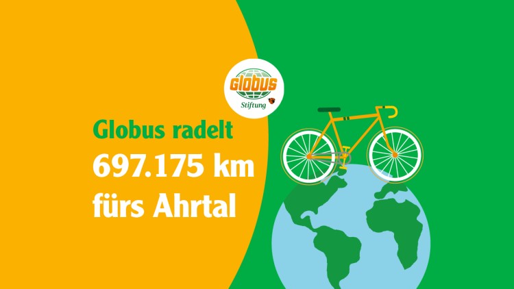 Ein orangefarbenes Fahrrad steht auf einer Weltkugel, daneben steht auf gelbem Grund grüner Text „Globus radelt 697.175 km fürs Ahrtal“.