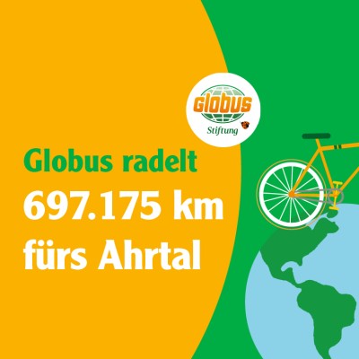 Ein orangefarbenes Fahrrad steht auf einer Weltkugel, daneben steht auf gelbem Grund grüner Text „Globus radelt 697.175 km fürs Ahrtal“.