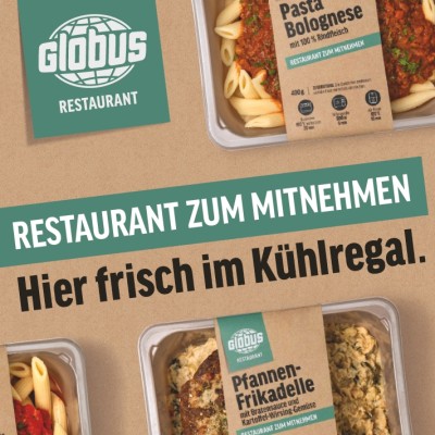 Zu sehen sind fertige Gerichte im Kühltresen mit den Verpackungen Pasta Bolognese, Pfannen-Frikadelle und Rinderroulade, Text vorhanden.