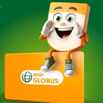 „mein GLOBUS – mein Preis“ und „mein GLOBUS“ sind auf grünem Hintergrund und einem orangefarbenen Kartenmotiv zu sehen.