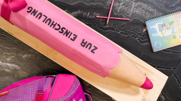 Eine große Schultüte in Rosa mit der Aufschrift \
