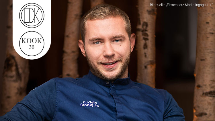 Person in blauem Hemd mit aufgesticktem Text „D. Klein [KOOK] 36“ sitzt vor Holzstämmen, links zwei Logos mit Schriftzug „KOOK 36“.