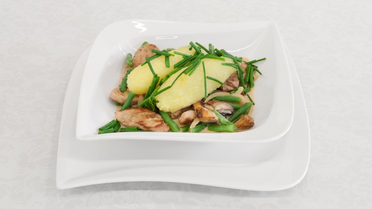 Eine weiße Schale enthält zwei Kartoffelkloßhälften, Gemüse, Pilze und angebratenes Fleisch, garniert mit Schnittlauchringen.