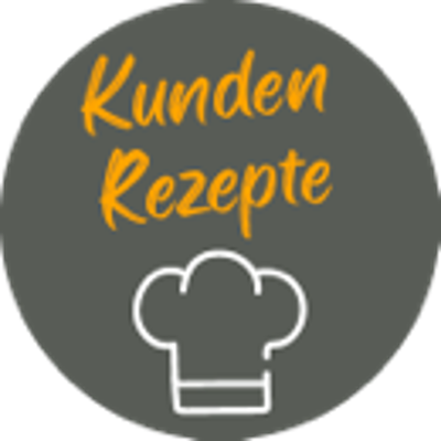 Kreisförmiges Logo mit grauem Hintergrund, orangefarbener Aufschrift „Kunden Rezepte“ und weißer Kochmütze darunter.
