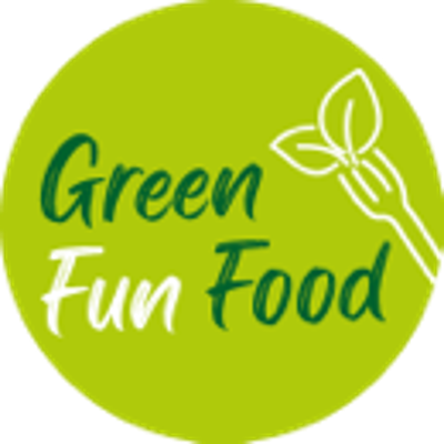 Grüner Kreis mit den Worten Green Fun Food, daneben eine gezeichnete Gabel mit zwei Blättern an der Spitze.