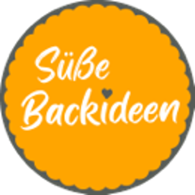 Runder, orangefarbener Button mit dem weißen Schriftzug Süße Backideen und einem kleinen grauen Herz darunter.