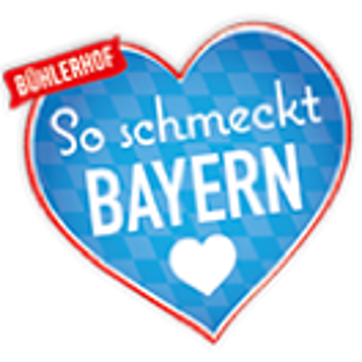 Ein blaues Herz mit weißem Text „So schmeckt BAYERN“, unten ein weißes Herz, oben ein rotes Banner mit „BÜHLERHOF“.