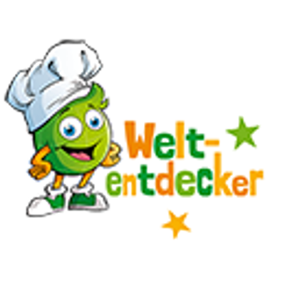Das grüne Globini trägt eine Kochmütze, lächelt und steht neben bunter Schrift „Weltentdecker“ mit orangen und grünen Sternen.