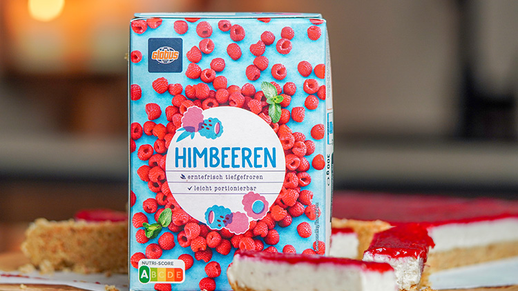 Eine Verpackung von GLOBUS Himbeeren mit blauem Hintergrund und Himbeermotiv, daneben Kuchenstücke mit rotem Belag.