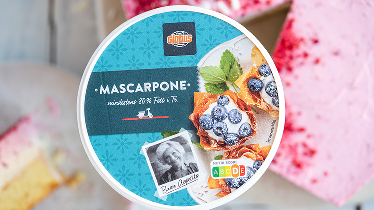 Eine Mascarpone-Verpackung von GLOBUS mit blaubeerbelegten Gebäckstücken, Nutri-Score B und dem Schriftzug „Buon Appetito“.