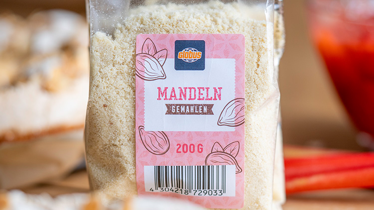 Eine Packung gemahlene Mandeln von GLOBUS, 200 g, mit rosa Etikett, Abdruck von Mandelhälften und Barcode.