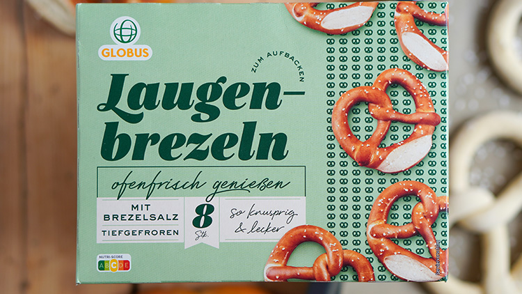 Verpackung mit grünem Design zeigt „Laugenbrezeln“, 8 Stück, mit Brezelsalz, tiefgekühlt, zum Aufbacken, Nutri-Score C.