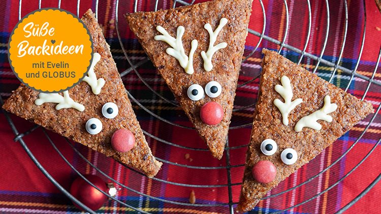 Drei Brownie-Stücke als Rentier dekoriert mit Augen, roter Nase und weißen Geweihen auf einem Metallgitter, Schrift: Süße Backideen mit Evelin und GLOBUS.