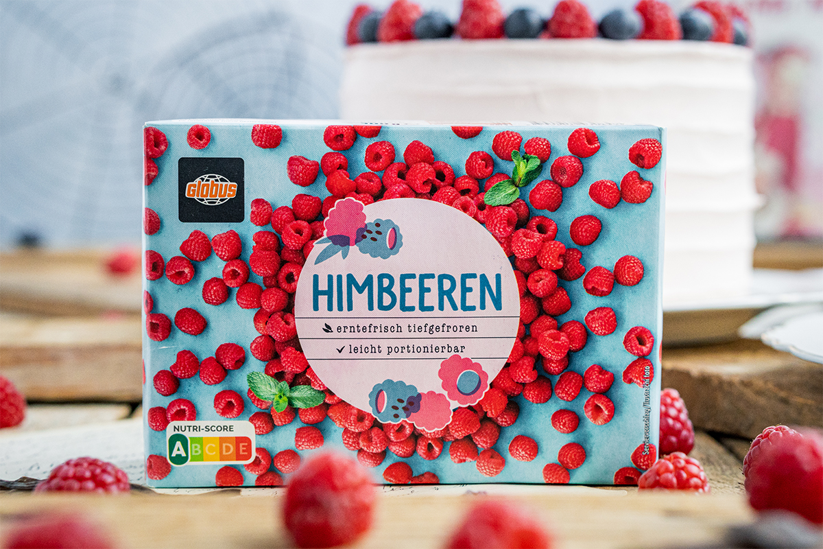Eine Verpackung von GLOBUS Himbeeren mit rotem Beerenmotiv, Nutri-Score A und den Texten „erntefrisch tiefgefroren“ und „leicht portionierbar“.