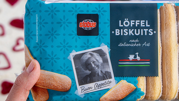Hand hält eine Packung „Löffel Biskuits nach italienischer Art“ von GLOBUS mit Bildaufdruck und Text „Buon Appetito“.