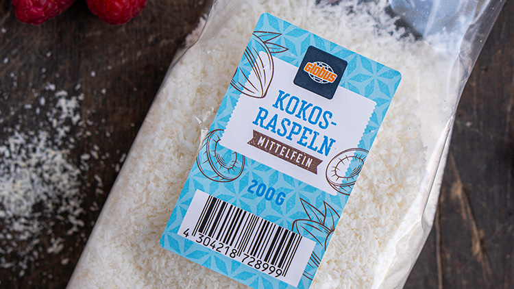 Eine geöffnete 200g-Packung Kokosraspeln mit GLOBUS-Logo, Barcode und der Aufschrift „KOKOS-RASPELN MITTELFEIN“ auf blauem Etikett.