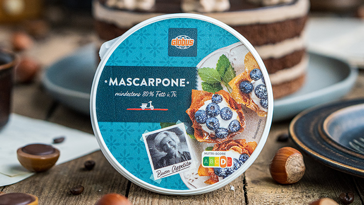 Eine GLOBUS-Mascarpone-Verpackung mit Bild von Dessert mit Blaubeeren, Text „mindestens 80 % Fett i. Tr.“, Nutri-Score B.