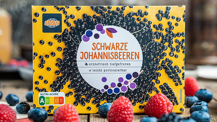 Verpackung von GLOBUS Schwarze Johannisbeeren mit gelbem Hintergrund, Text, Nutri-Score A bis E und Beeren im Vordergrund.
