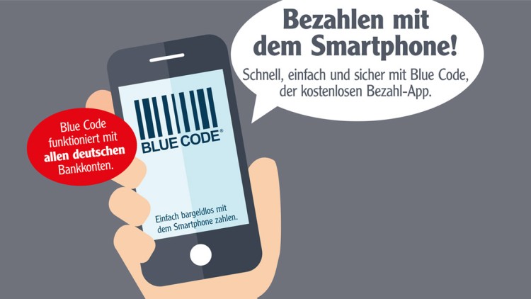 Eine Hand hält ein Smartphone mit BLUE CODE, Text: „Einfach bargeldlos mit dem Smartphone zahlen“, daneben weitere Infos.