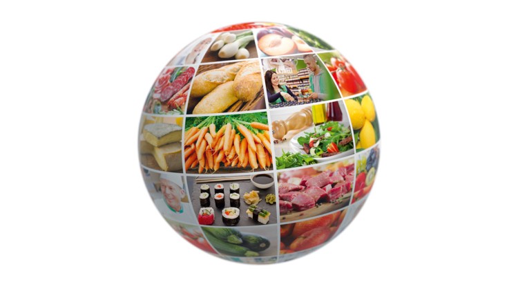 Eine Kugel mit mehreren Bildmotiven wie Lebensmitteln, Brot, Gemüse, Fleisch, Sushi und frischen Zutaten.