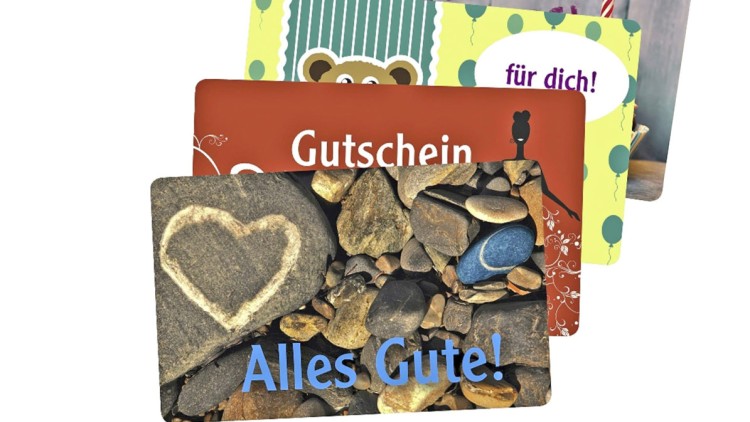 Vier Geschenkgutscheine mit bunten Motiven, darunter Steine mit Herz und Schriftzügen wie „Alles Gute!“ und „für dich!“.