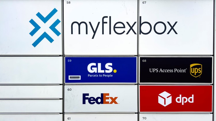 Weiße Paketstation mit Fächern und Logos von myflexbox, GLS, UPS Access Point, FedEx und DPD in Blau, Schwarz, Rot und Orange.