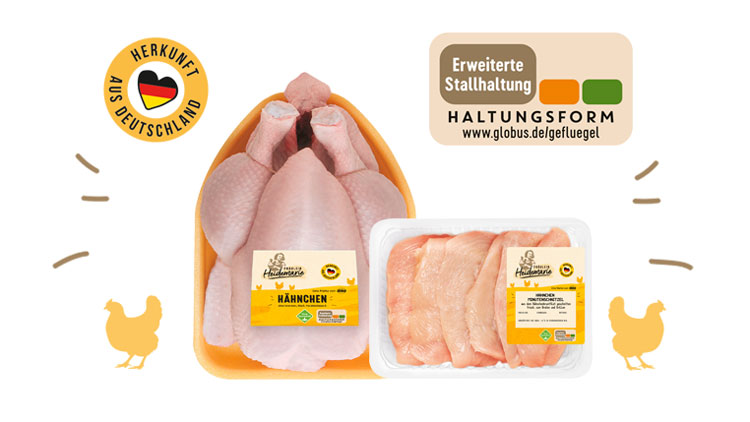 Verpacktes Hähnchenfleisch auf hellem Hintergrund, mit Herkunftssiegel „Aus Deutschland“ und Label „Erweiterte Stallhaltung“.