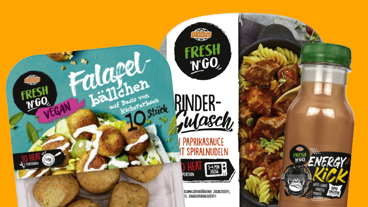 Produkte aus der GLOBUS Fresh 'n' Go-Reihe, darunter Falafelbällchen, Rindergulasch und ein Energy-Kick-Getränk vor orangenem Hintergrund.