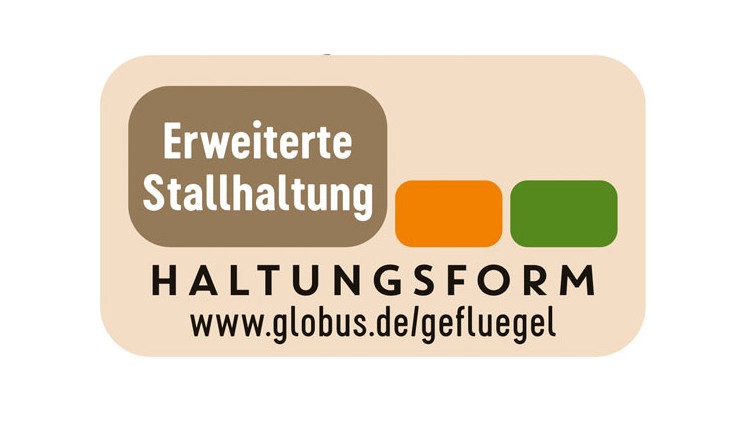 Rechteckiges Label mit Schriftzug „Erweiterte Stallhaltung“, Farbflächen in Braun, Orange und Grün, www.globus.de/gefluegel.