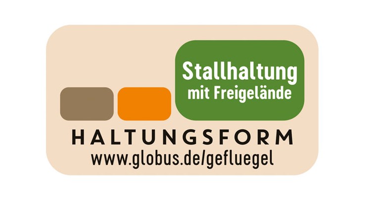 Haltungsform-Logo mit Text: Stallhaltung mit Freigelände, www.globus.de/gefluegel, drei Farbfelder in Braun, Orange und Grün.