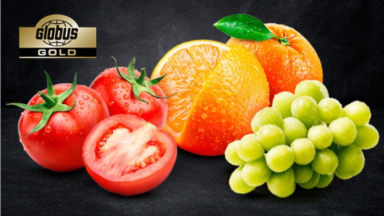 Tomaten, eine halbe Tomate, Orangen, ein Orangenschnitz und grüne Weintrauben vor schwarzem Hintergrund mit GLOBUS GOLD-Logo.